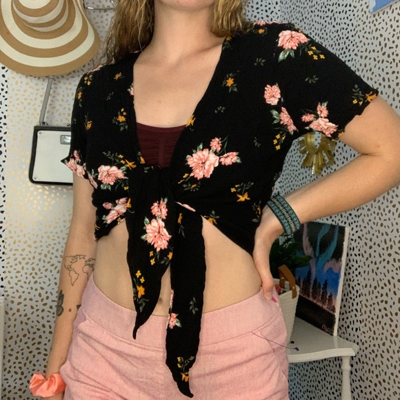 Tie Front Crop - Picture 2 of 8